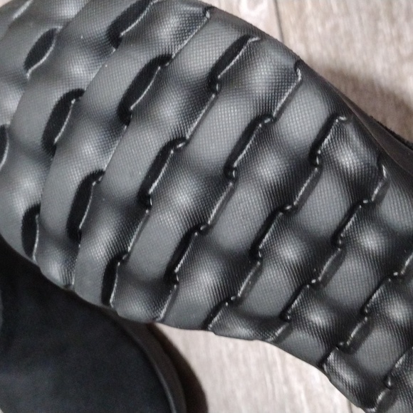 Skechers black suede ankle boots. Size 6.5 - Picture 12 of 14